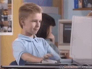 joven estudiante observando la pantalla de su computador