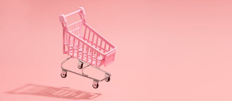 carrito de mercado color rosa en el aire, digitalizacion en las empresas