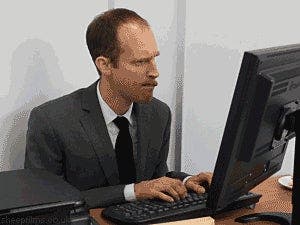 hombre ejecutivo con cara de preocupacion trabajando en su computador