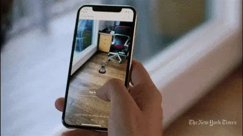 Persona experimentando la realidad aumentada en su telefono celular