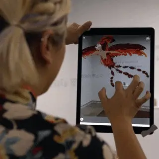 Artista de realidad virtual Estella Tse probando un experimento grafico de realidad virtual en su tablet