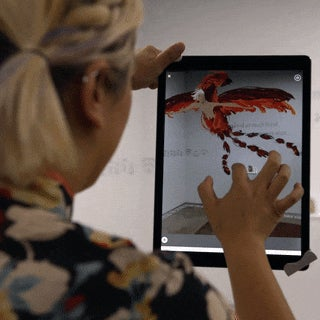 Artista de realidad virtual Estella Tse probando un experimento grafico de realidad virtual en su tablet