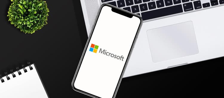imagen de un telefono celular con la interfaz de Microsoft Firma online