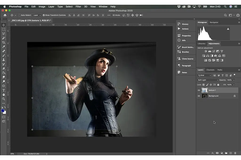 interfaz de Photoshop en ejecucion la imagen de una mujer vestida de negro detras de ella una textura de pared con opacidad