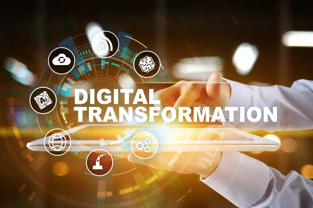 esquema de transformacion digital en las empresas detras un joven oficinista con una tablet entre sus manos 