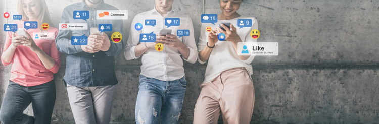 cuatro amigos con su celular en las manos y al rededor de ellos emojis de chat