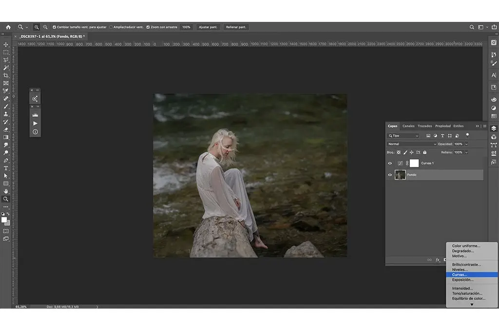 interfaz photoshop tonos medios para darle una saturacion de color a la imagen de una joven sentada sobre una roca