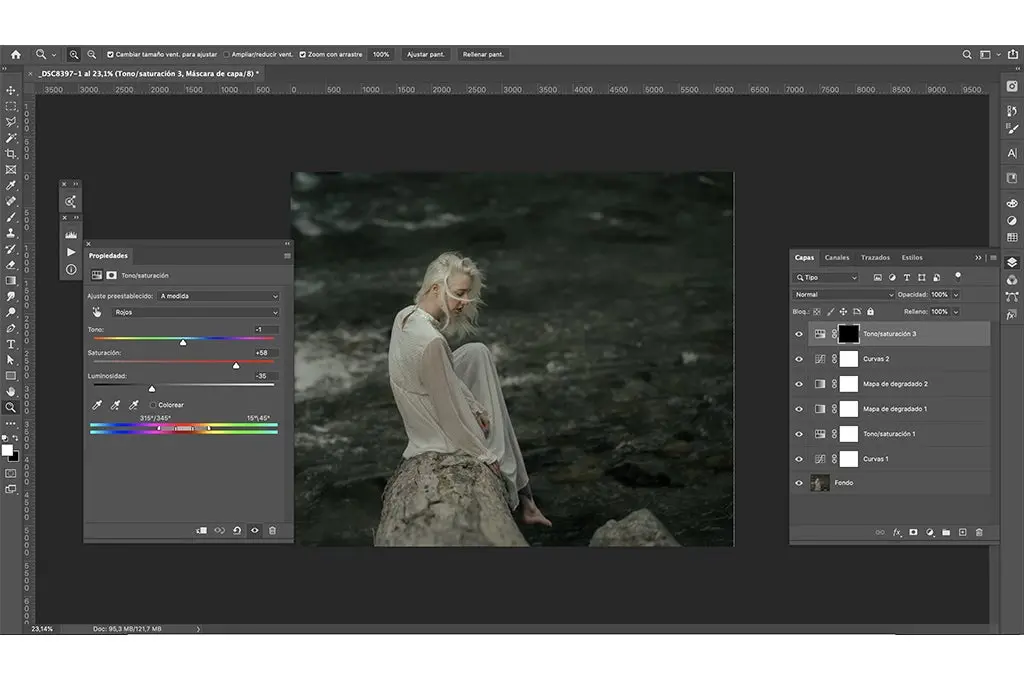 interfaz photoshop propiedades de imagen y creacion de capas de saturacion edicion imagen de una joven sentada sobre una roca