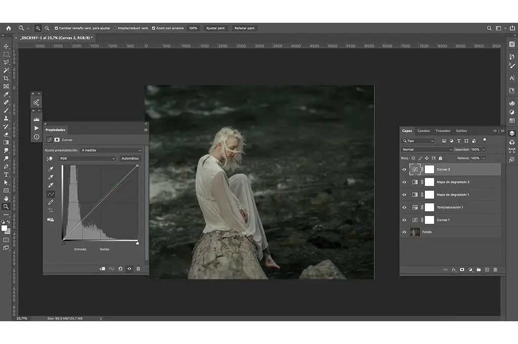 interfaz photoshop propiedades de imagen y capas edicion imagen de una joven sentada sobre una roca