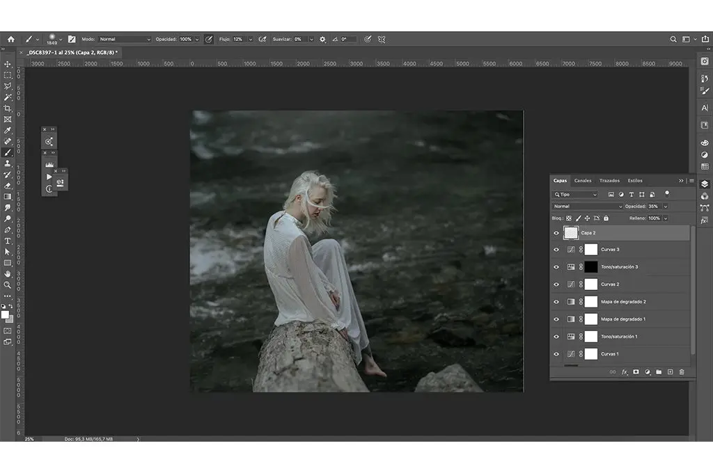 interfaz photoshop creacion de una capa vacia en edicion imagen de una joven sentada sobre una roca
