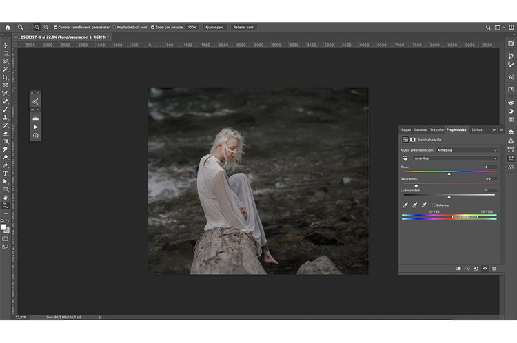 interfaz photoshop creacion de tono de saturacion propiedades de imagen de una joven sentada sobre una roca 