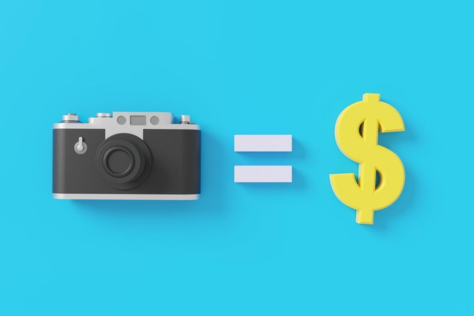 ilustracion de una camara fotografica al lado el simbolo de igual y dando como resultado un signo pesos 