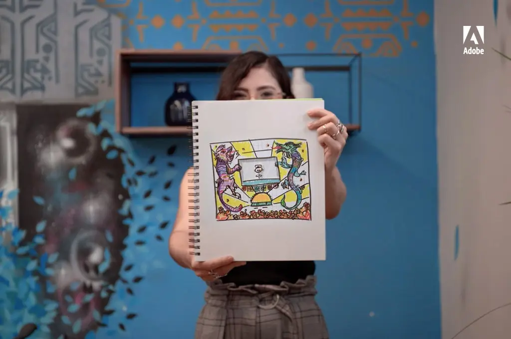 Artista latinoamericana sosteniendo un boceto hecho a mano