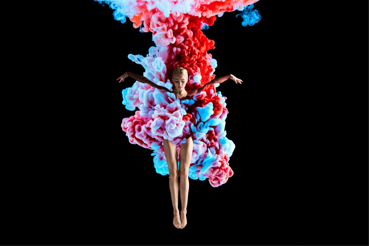 Bailarina rodeada de humo de colores efecto creado en adobe premiere pro