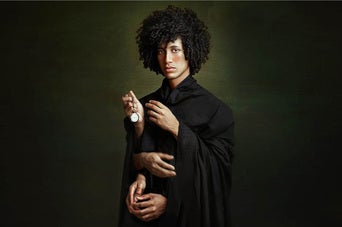fotografía de ronny garcia vestido de negro con diferentes tipos de manos humanas sobre su cuerpo