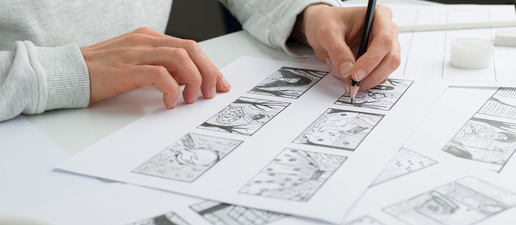 Manos de un diseñador creando ideas creativas a lapiz