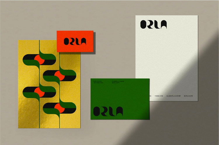 Proyecto de diseno con InDesign cafe Orla de Brasil logo sobre fondo rojo aplicación grafica y aplicacion editorial