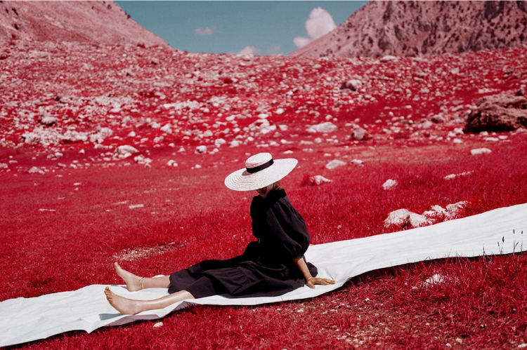 Proyecto de diseno con Lightroom: Alex Korzov en turquia con paisajes deserticos y una modelo mujer como protagonista