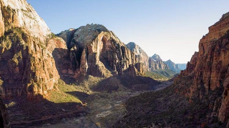 Una montaña de roca Descripción generada automáticamente con confianza media