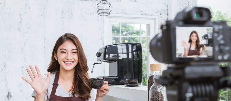 Mujer joven haciendo un video sobre café