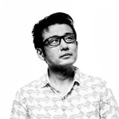 白いシャツを着ている男はスマイルしている 自動的に生成された説明