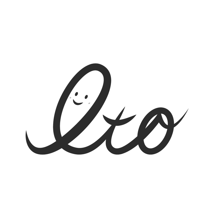 オレンジ色のシャツを着ている女性 低い精度で自動的に生成された説明