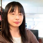 女性の顔 自動的に生成された説明