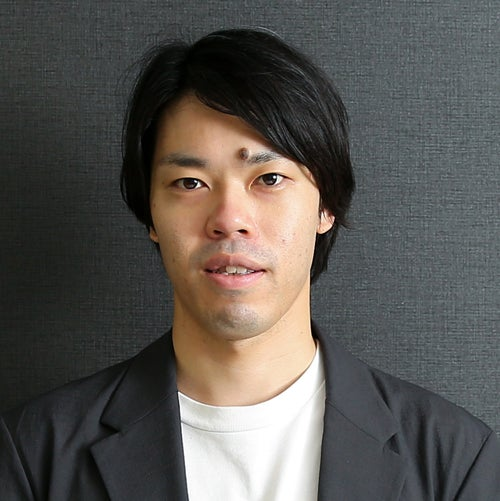 スーツを着た若い男性
自動的に生成された説明