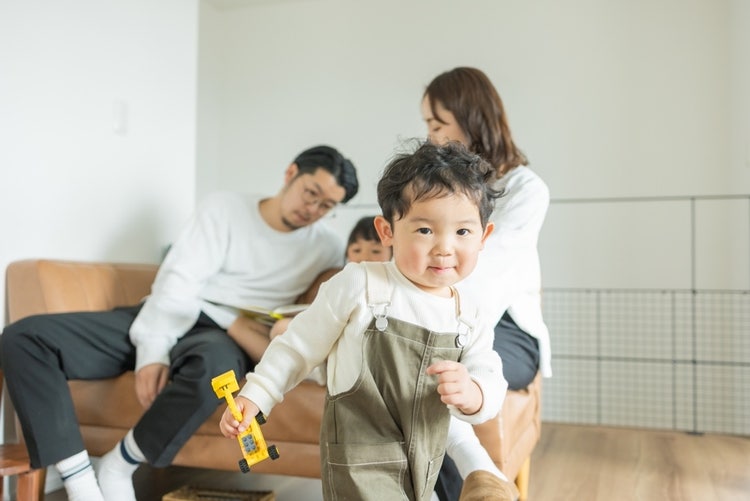 人, 屋内, 子供, 若い が含まれている画像 自動的に生成された説明