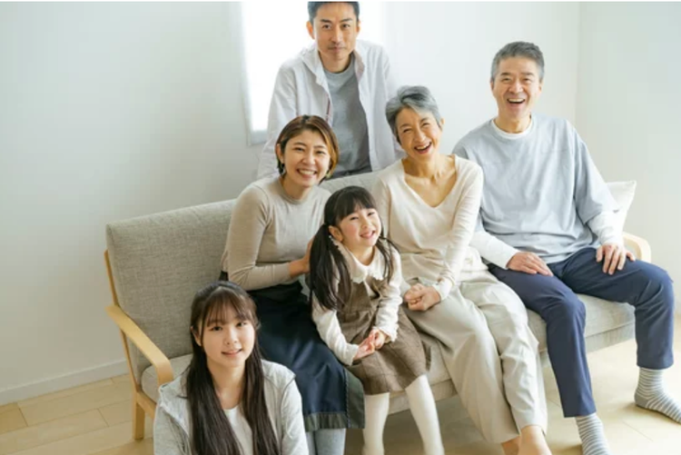 人, 屋内, ポーズ, 座る が含まれている画像
自動的に生成された説明