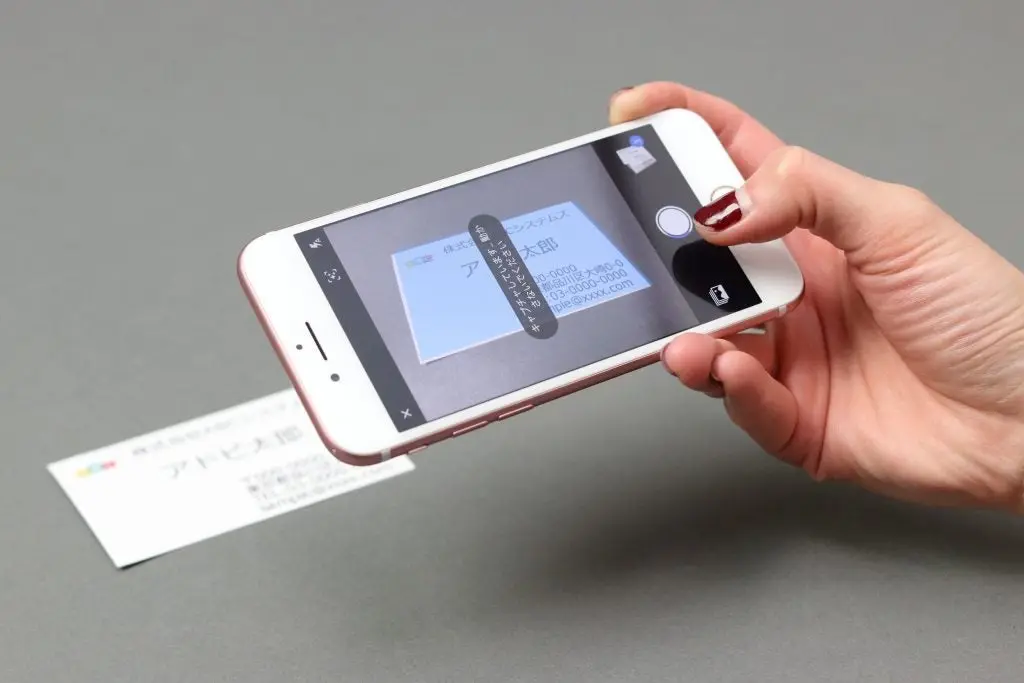 アプリのカメラ画面を名刺の上にかざすと自動的に撮影