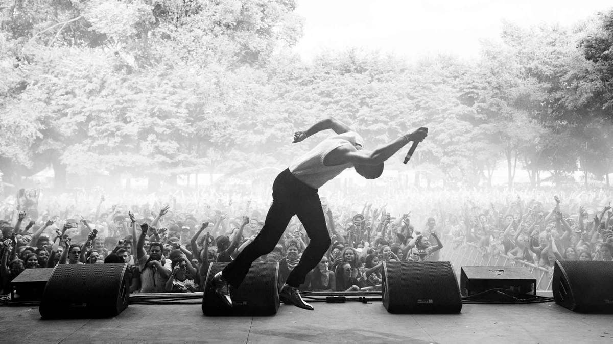 ライブミュージックの鮮やかな世界をモノクロに。内面を描き出す