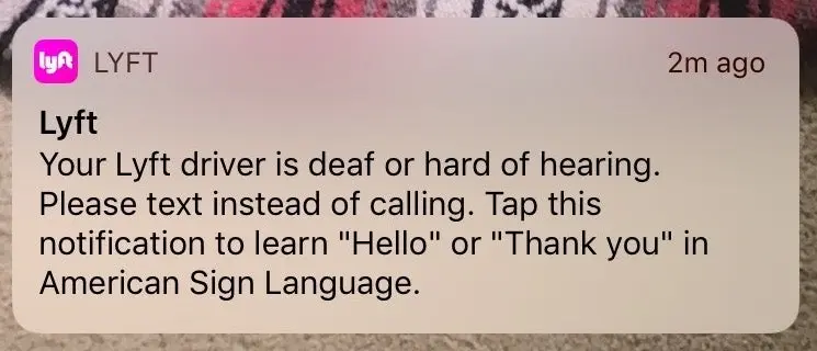 運転手が耳が聞こえないか耳が聞こえにくいため、電話する代わりにテキストメッセージを送るべきだとLyftの乗客に伝えたプッシュ通知。この通知には、米国手話で通信するための手順へのリンクが含まれている。
