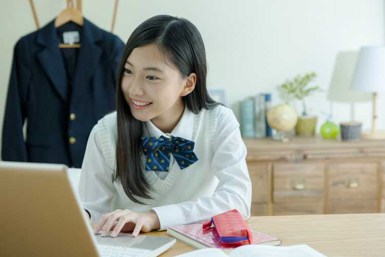 A person sitting at a desk
Description automatically generated with low confidence