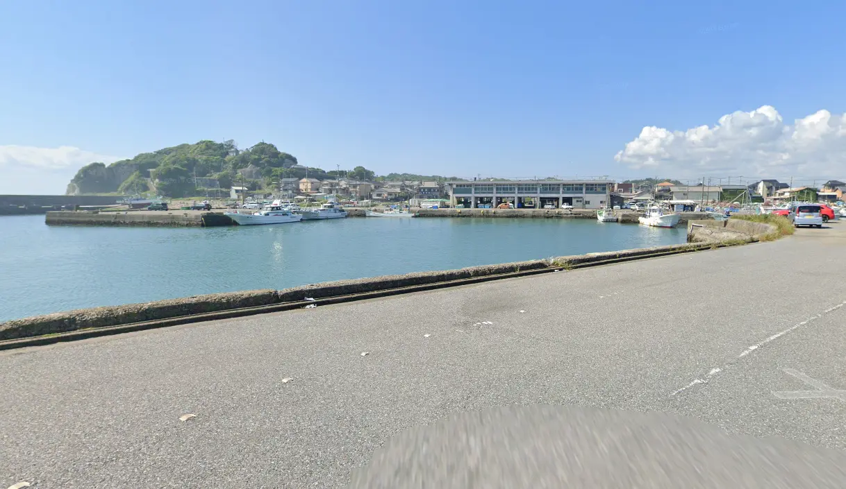 海が見える道路 中程度の精度で自動的に生成された説明