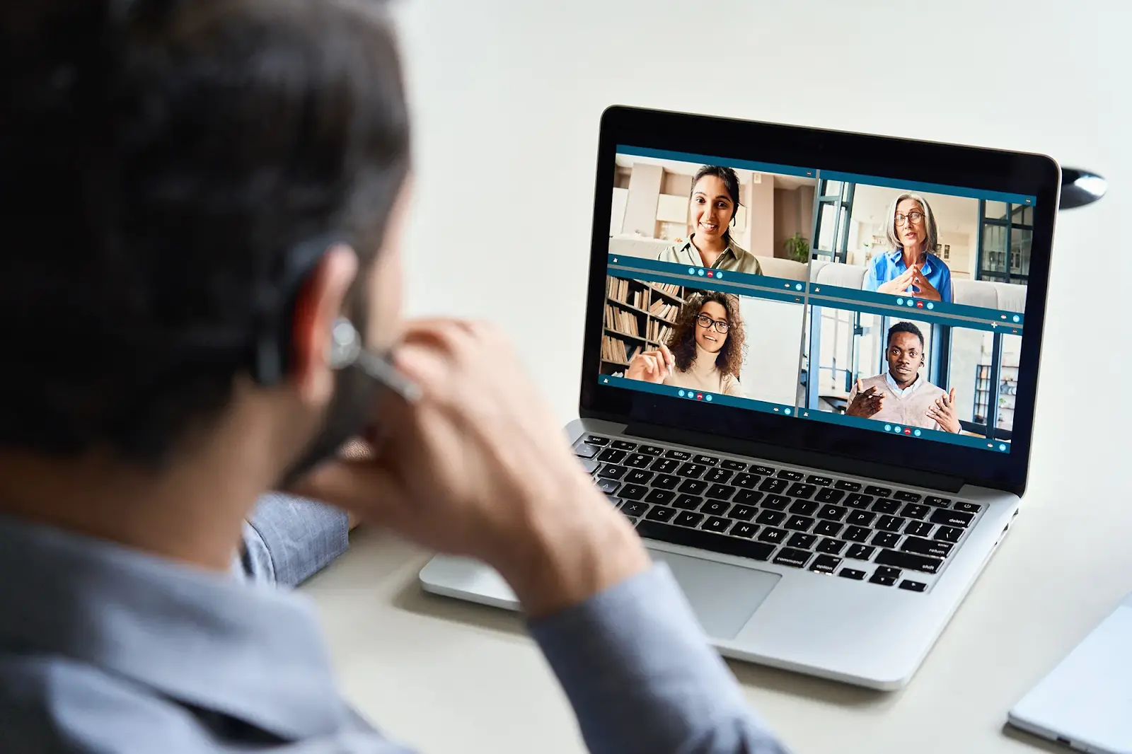 A person using a computer
Description automatically generated with medium confidence