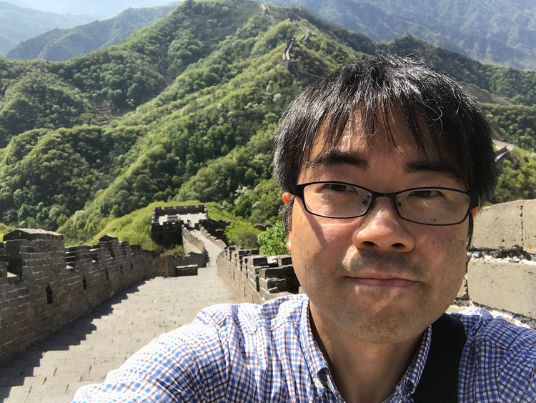 2017年中国出張の折に万里の長城を訪ねた竹村さん。コロナ禍で旅行に行けなくなったが、子どもと過ごす時間が増えました。 