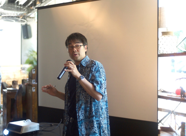 カスタマーケアチームで開催したファミリーイベントでの竹村さん。ドレスコードが「ハワイアン」だったのでアロハを着てプレゼンしています。 