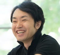 屋外にいる男性 自動的に生成された説明
