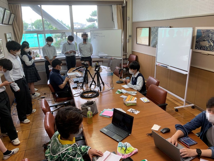 A group of people in a meeting Description automatically generated with medium confidence