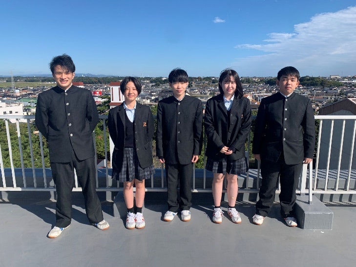 A group of people posing for a photo Description automatically generated with medium confidence