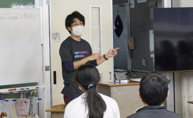 人, 屋内, 立つ, キッチン が含まれている画像 自動的に生成された説明