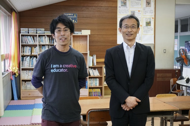 人, 屋内, 男, 立つ が含まれている画像 自動的に生成された説明