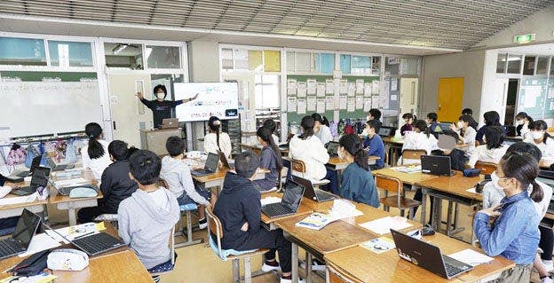 A group of people in a classroom Description automatically generated with medium confidence