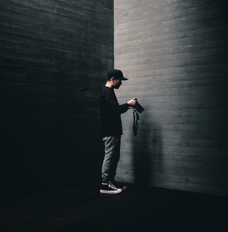 男, 立つ, 暗い, 水 が含まれている画像 自動的に生成された説明
