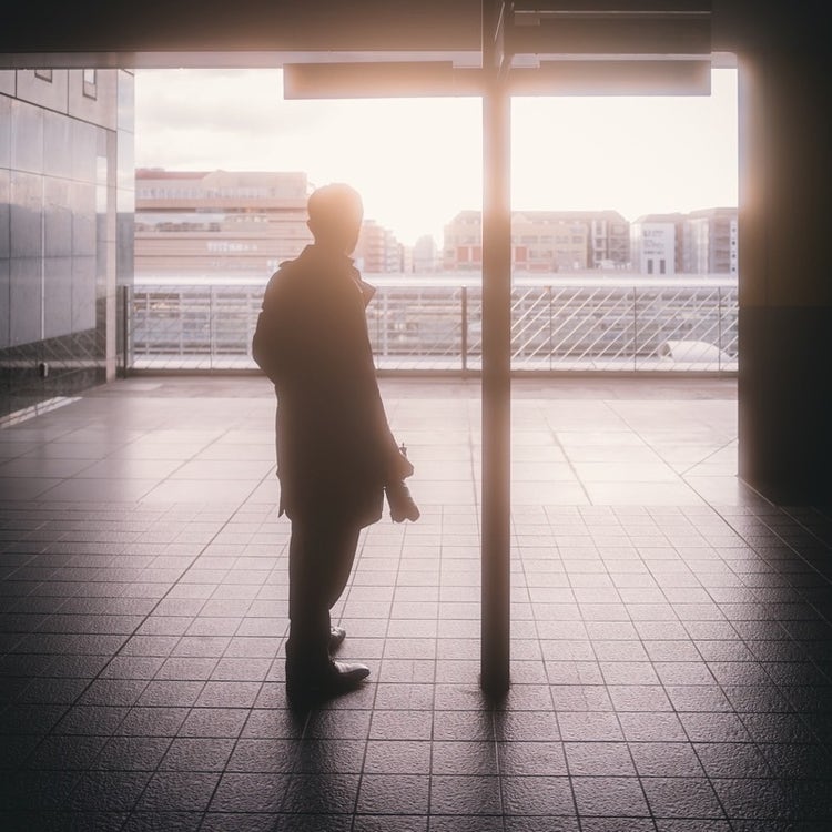 立つ, フロント, 建物, 男 が含まれている画像 自動的に生成された説明