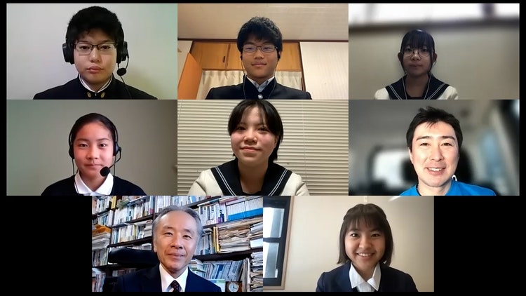 スーツを着た男性の写真のコラージュ 中程度の精度で自動的に生成された説明