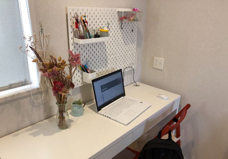 屋内, テーブル, 座る, 小さい が含まれている画像 自動的に生成された説明