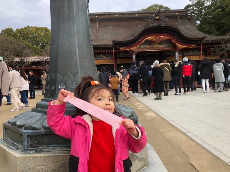 屋外, 人, 座る, 子供 が含まれている画像 自動的に生成された説明