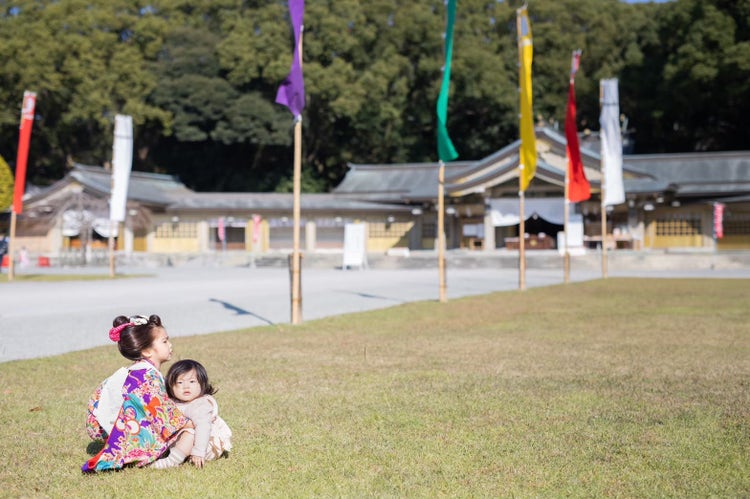 公園に凧を上げている子供 低い精度で自動的に生成された説明